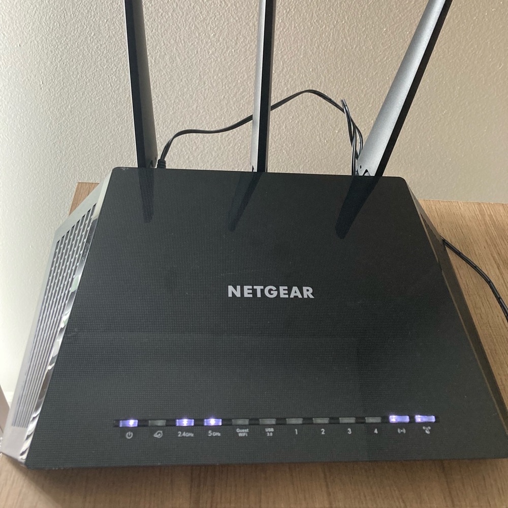 Netgear night hawk ac1900 smart Wi-Fi router model R6900 v2 adjustable antenna